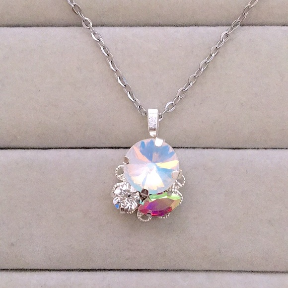 White Opal + Aurora Borealis Rivoli Crystal Silver Pendant Drop Necklace - Picture 6 of 9